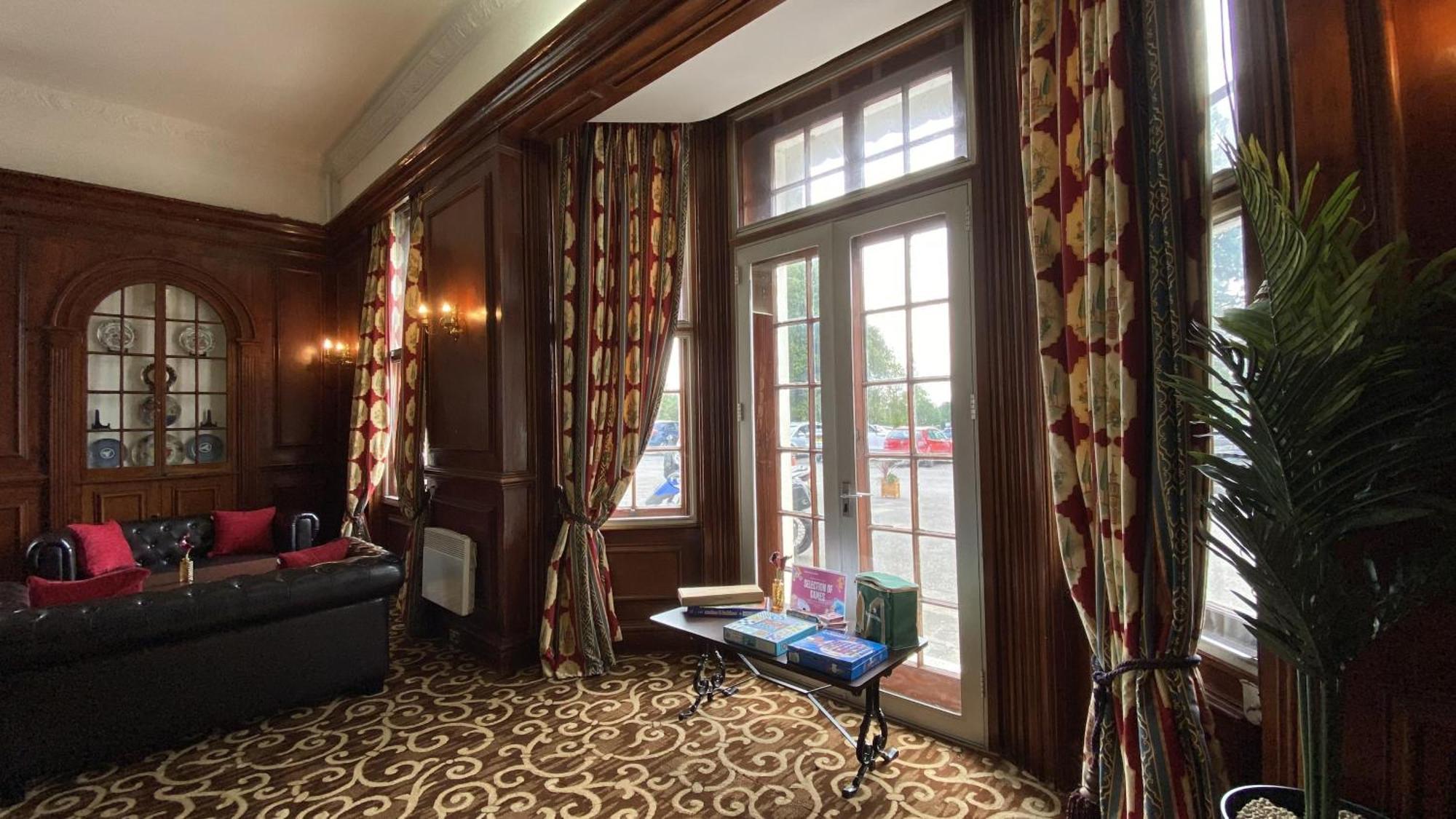 Russ Hill Hotel Charlwood Εξωτερικό φωτογραφία