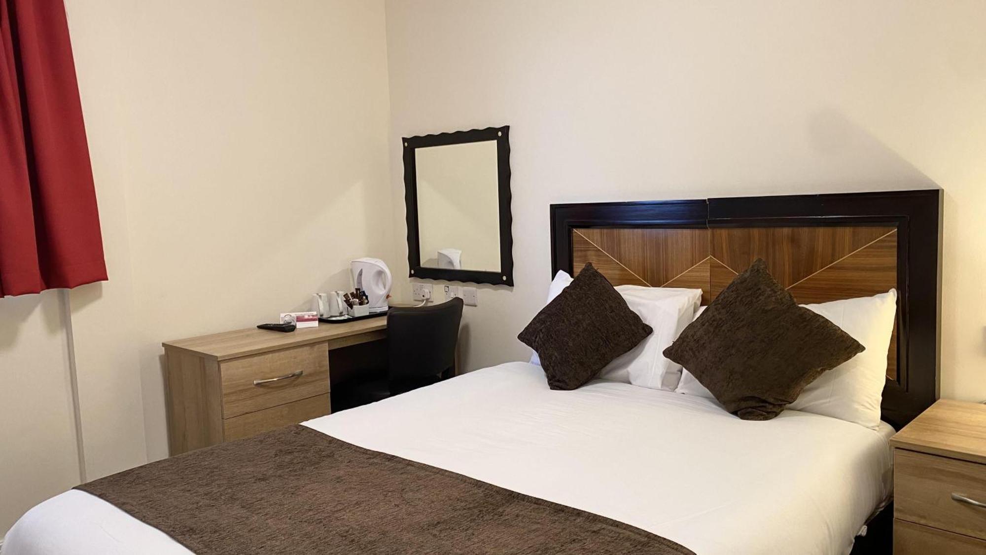 Russ Hill Hotel Charlwood Δωμάτιο φωτογραφία